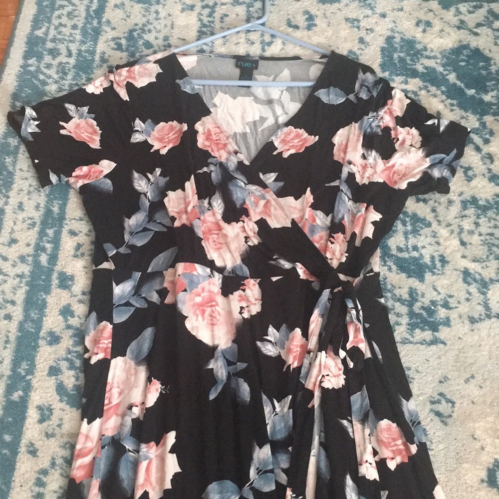 🌼 Floral wrap maxi dress